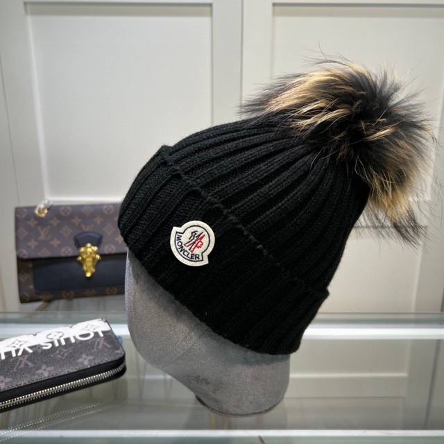 comes with a dust bag Moncler. Suitable for adults, children, kids, and teenage