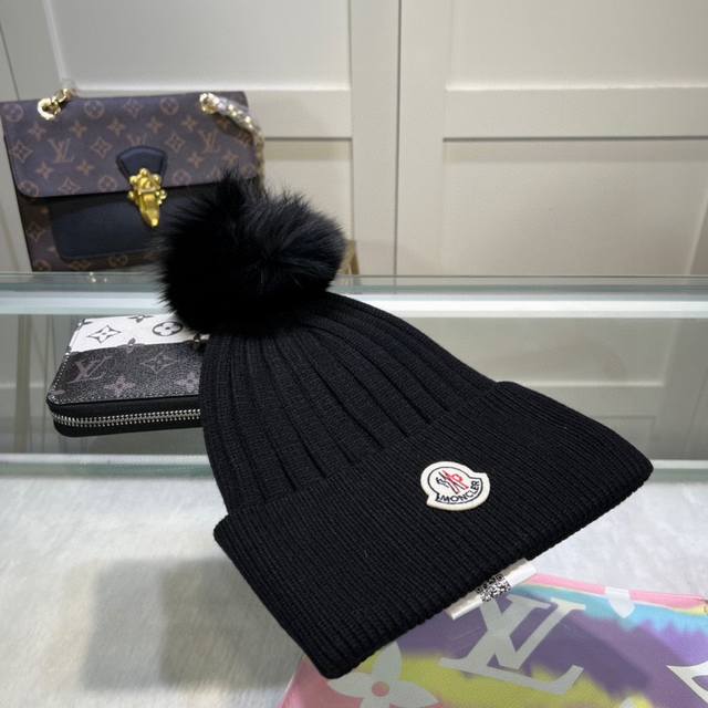 comes with a dust bag. Moncler wool knit beanie with a detachable ball for easy