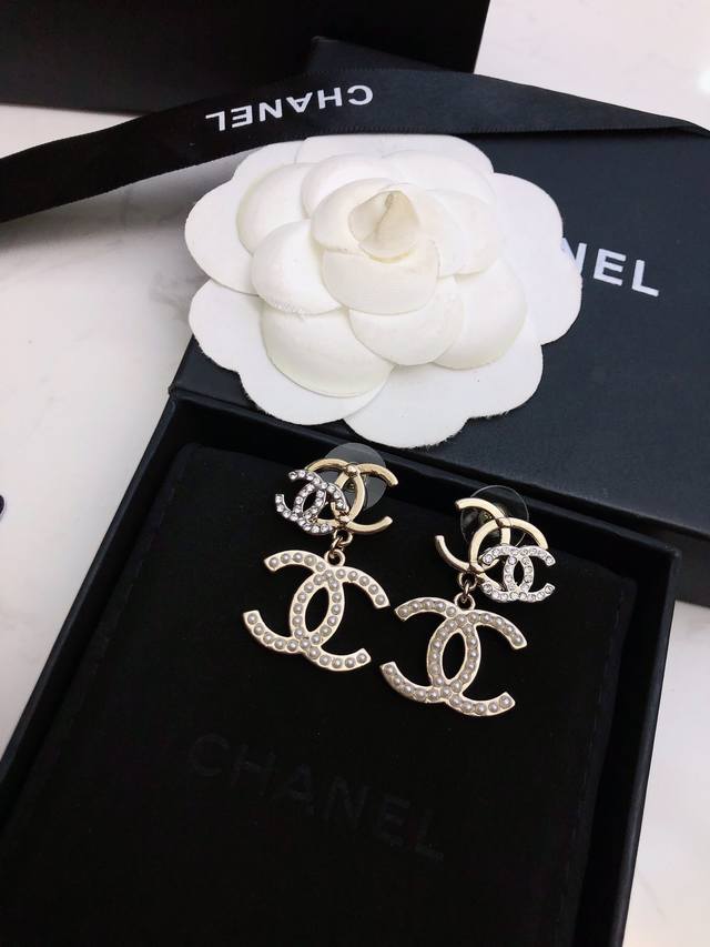 Chanel earrings, new hot-selling style, fashionable and versatile, Chanel class