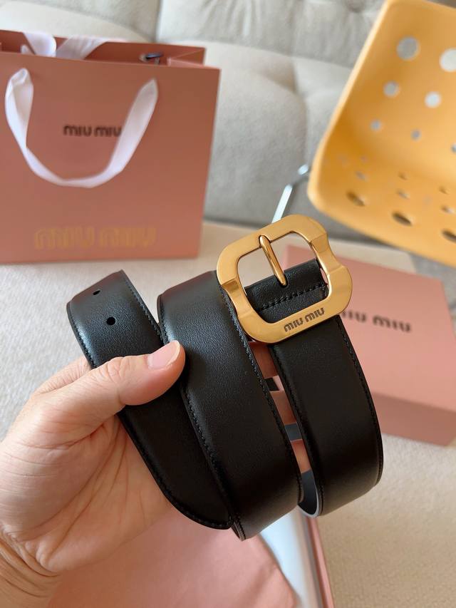 This Miu Miu leather belt features a simple yet elegant design. The metal buckle