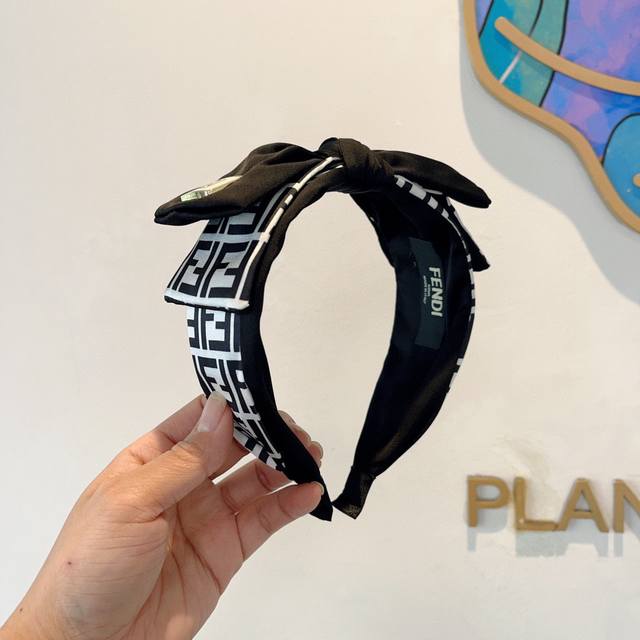 with packagingFendi Fendi's hottest new bow headband, retro headband, simple an