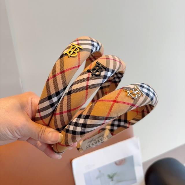 comes with packaging Burberry's classic new sponge checkered headband is very d