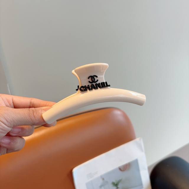 with packaging Chanel Chanel's new fashion grab clip hairpin, a must-have item