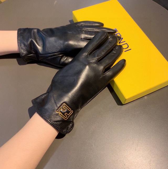 Fendi 2025 Autumn/Winter sheepskin embroidered gloves for mobile phones, worth c