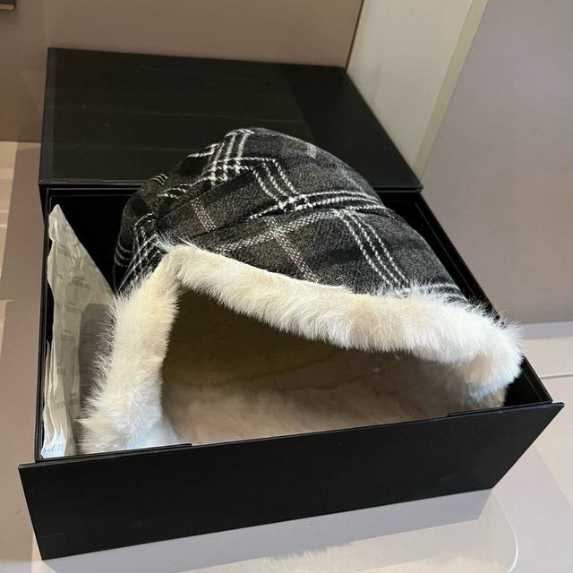 Burberry new velvet earmuffs, autumn and winter warm hat, classic BB style, head