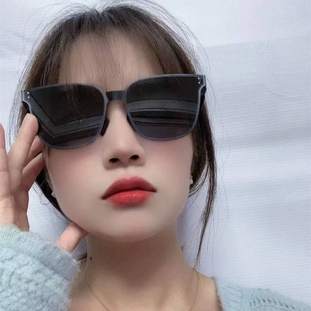 Gucci 2025 Spring/Summer new ultra-light, screwless, indestructible couple's sun