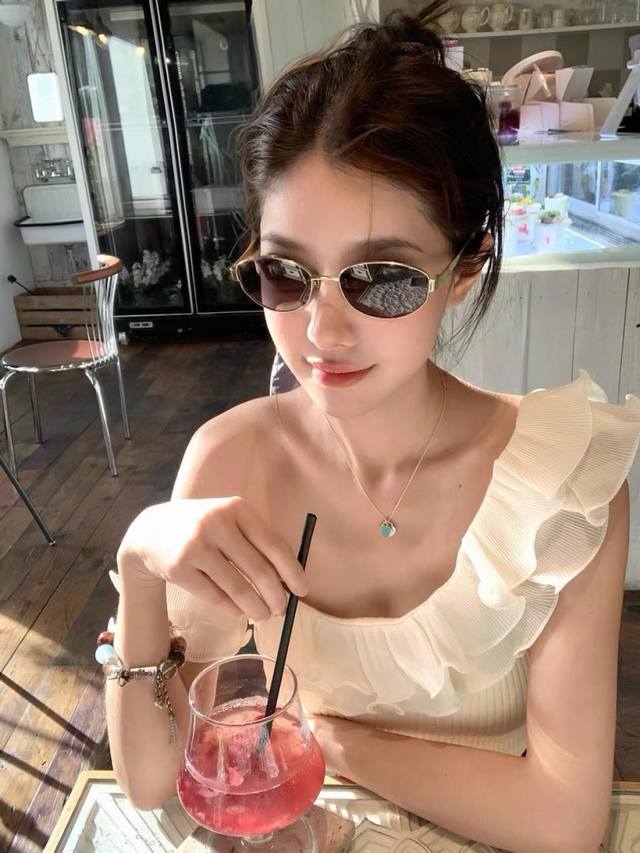 Gucc*2025 new metal oval small frame sunglasses photo sunglasses retro high-end