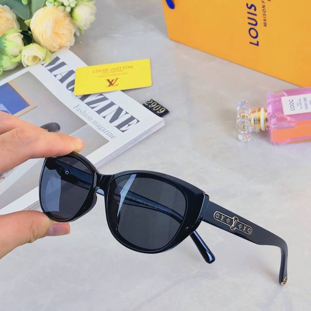 Louisvuitto* light luxury retro sunglasses for women ultra-light high-quality an