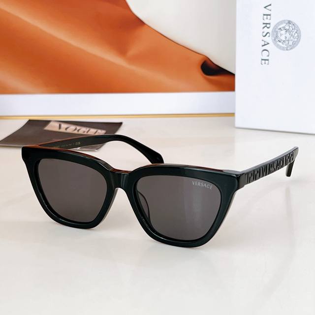 Versac* Model: Ve3352U Size: 54 ports 17-145 DDD