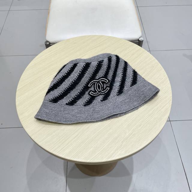 Chanel Chanel plain face covering small fisherman hat autumn and winter warm ver