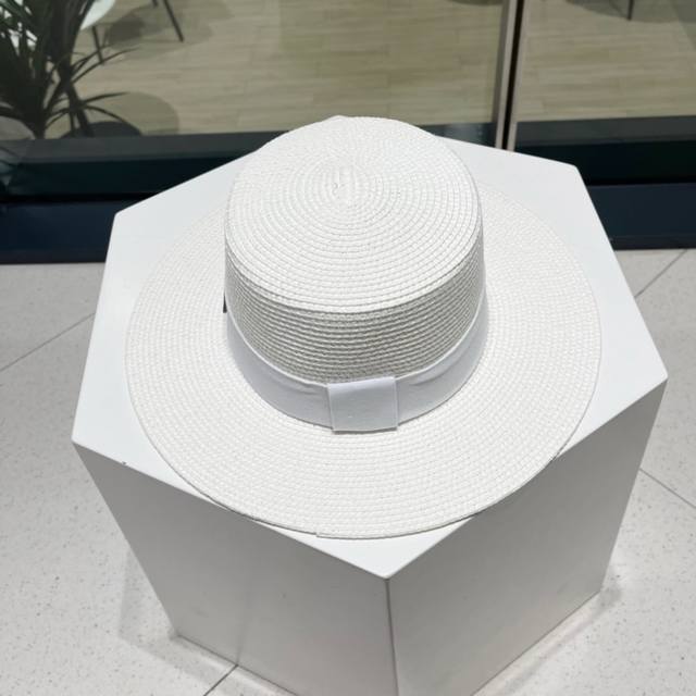 Prada's new spring and summer straw woven hat, a must-have for vacation and leis