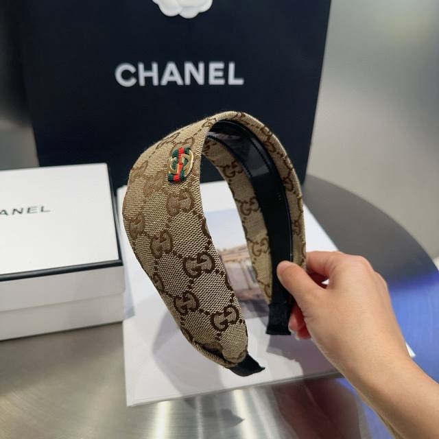 comes with packaging Gucci's new Gg wide-brimmed headband, fashionable and vers