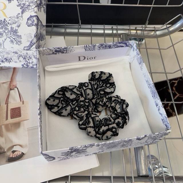 Comes with boxDior classic D letter hairband, popular online, fashionable and v
