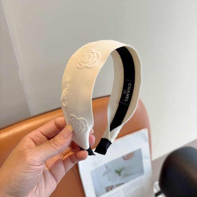 With packagingChanel's new camellia headband, retro headband, with high-end mate