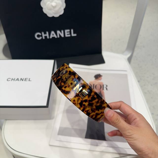 comes with a box. Celine's new Arc de Triomphe headband is a viral hit! Simple