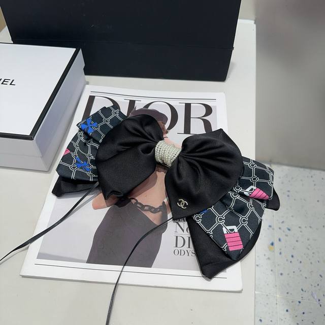 comes with a box Chanel's latest spring clip, super beautiful! A must-have for