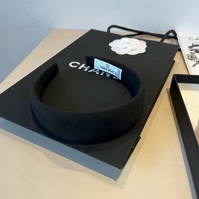 Chanel original headband, a must-have for fresh and elegant ladies DDD