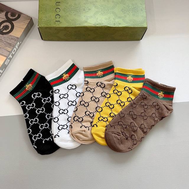 Comes with 5 pairs of Gucci's new boat socks! Pure cotton fabric, popular patte