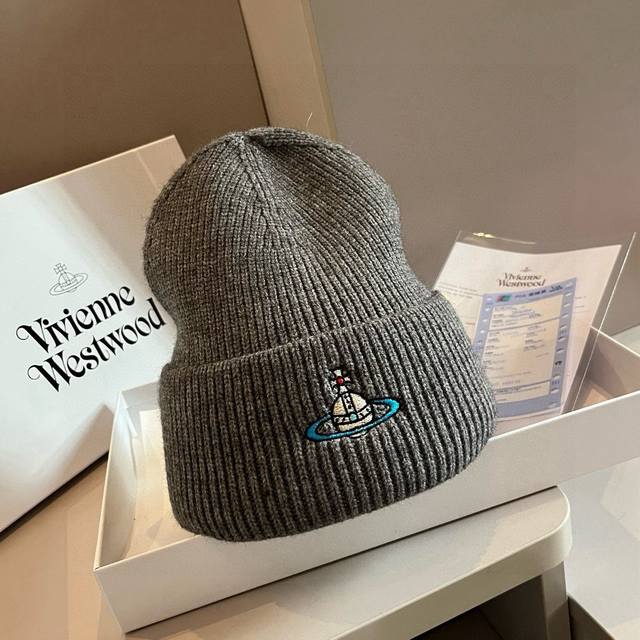 Queen Mother's knitted wool hat DDD