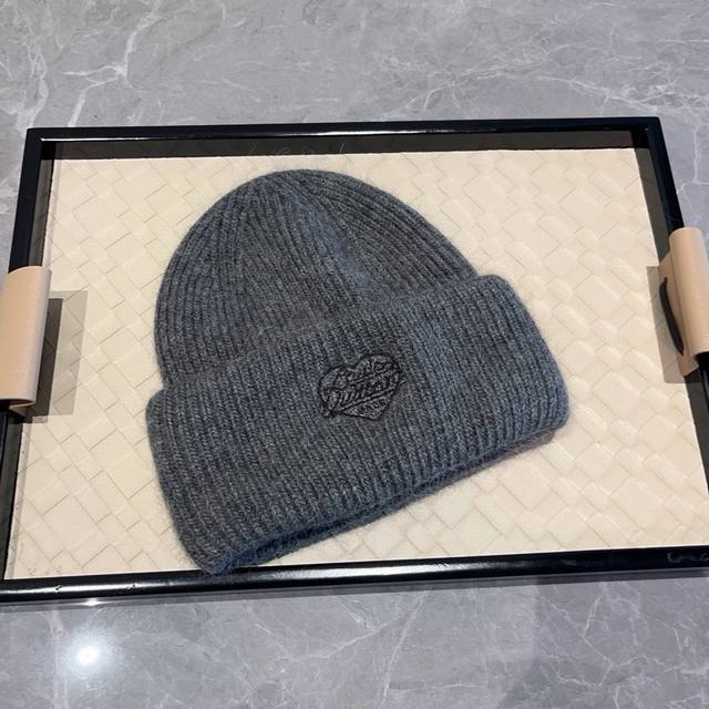 Lv Louis Vuitton autumn and winter new knitted wool hat, warm wool hat, 50% wool