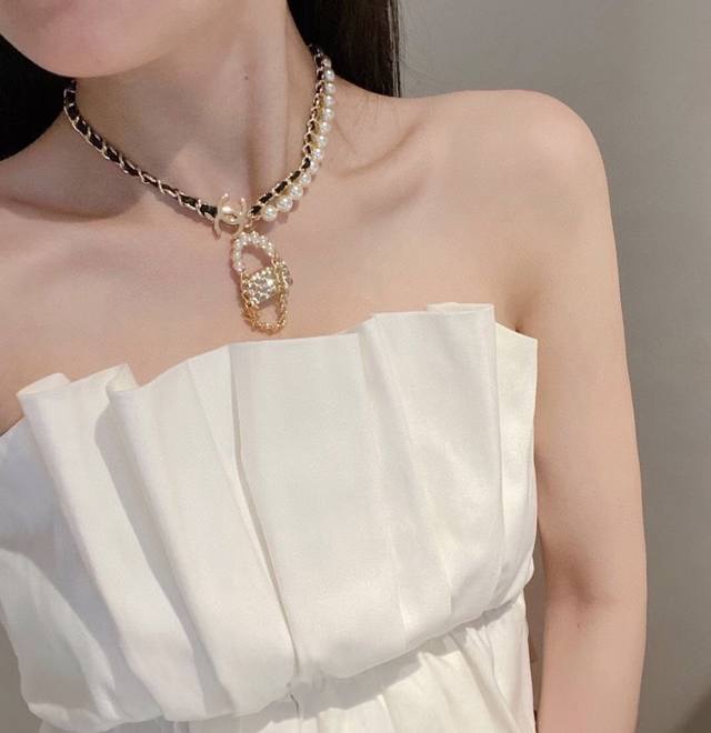 Chanel new exclusive real shot Chanel necklace uses imported pearls with leather