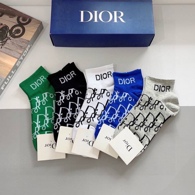 Comes with a box of 5 pairs of Dior's new calf socks! Made of pure cotton, feat
