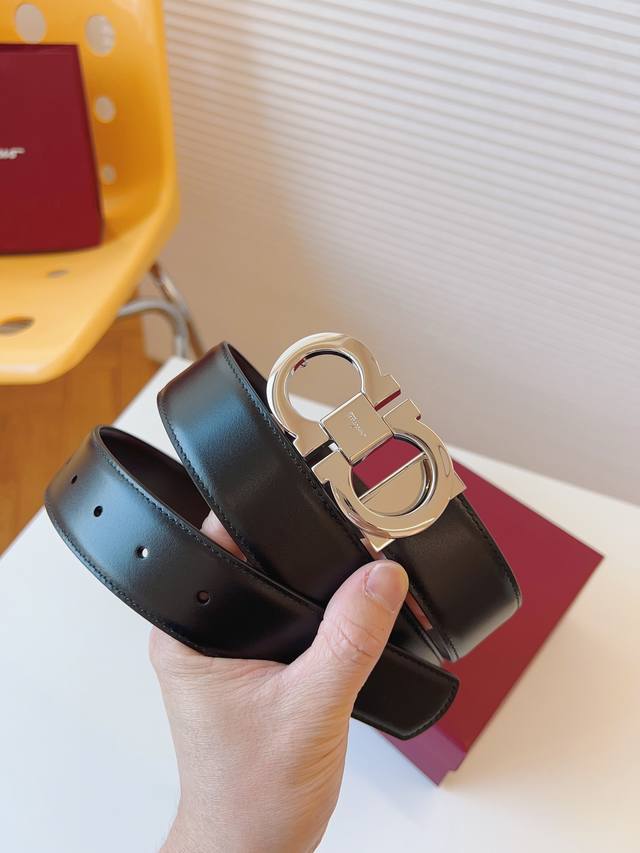 This Fila and Gemu double-sided belt is fashionable and versatile, making it an