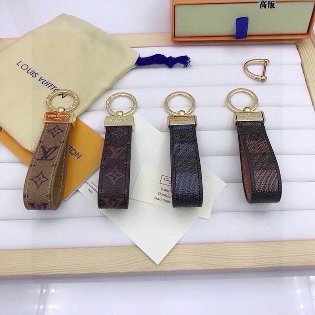 Original image and packaging, a 1:1 replica of the Louis Vuitton keychain M6522