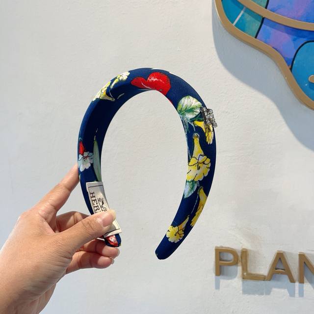 with packaging Hermes Hermes popular custom graffiti headband, the same importe