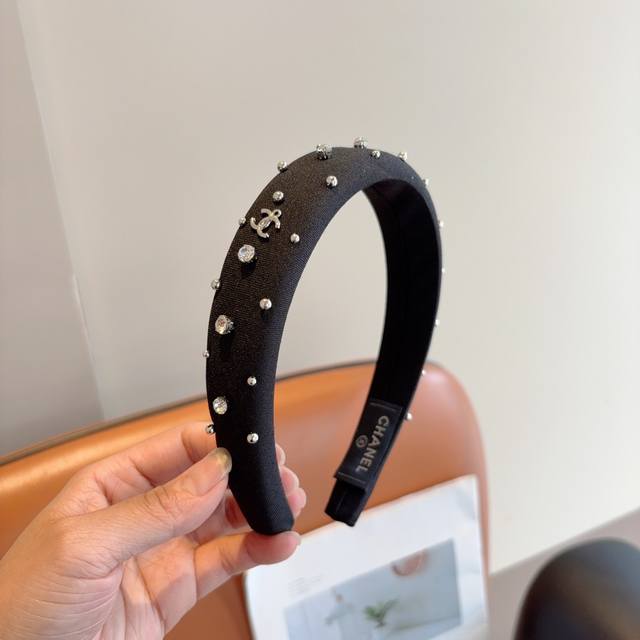 with packaging Chanel's latest small diamond headband, a new product that makes