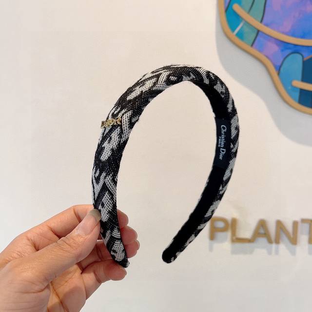 with packaging Dior's popular new narrow D letter headband, counter quality hea