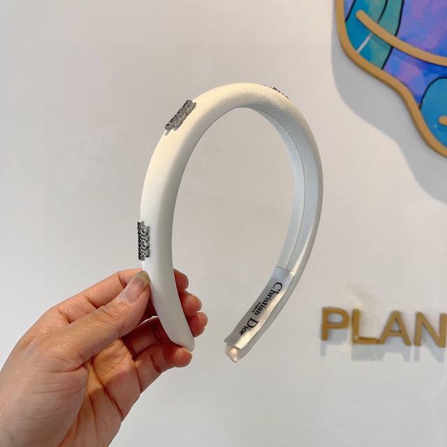 with packaging Dior's popular new narrow headband, counter quality headband mak