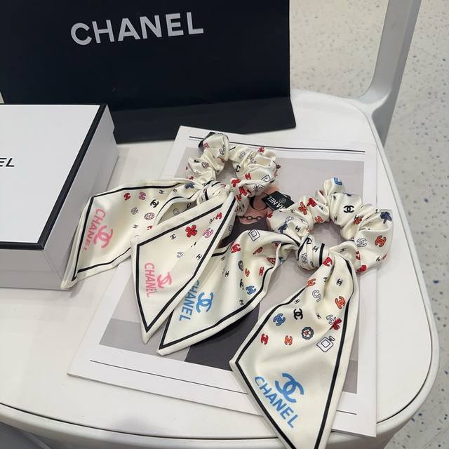 comes with a box Chanel's latest small ribbon hairband is simple and practical,