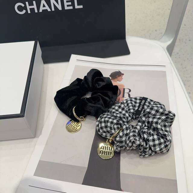 comes with a box Miumiu's new hair band, simple and elegant, practical and vers
