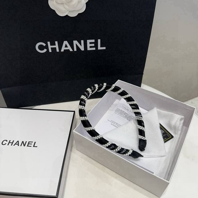comes with a box Chanel's latest popular pearl headband, super beautiful! Full