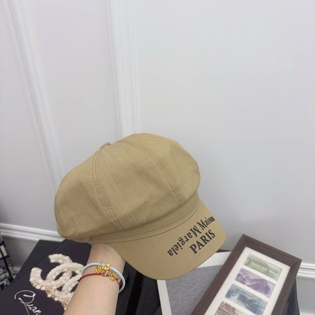 Running volumeMargiela's new octagonal hatThe octagonal hat is suitable for ever