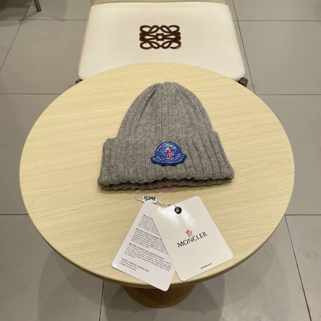 Moncler's new classic knitted hat is incredibly soft and skin-friendly, with ex