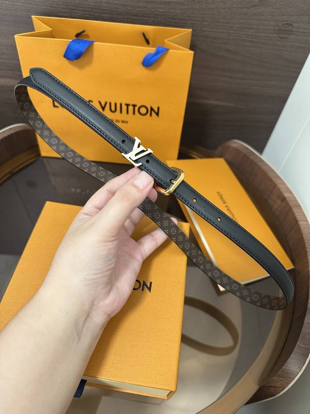 Lv Darling Ard 15mm BeltThe Lv Darling belt is crafted from smooth leather and l