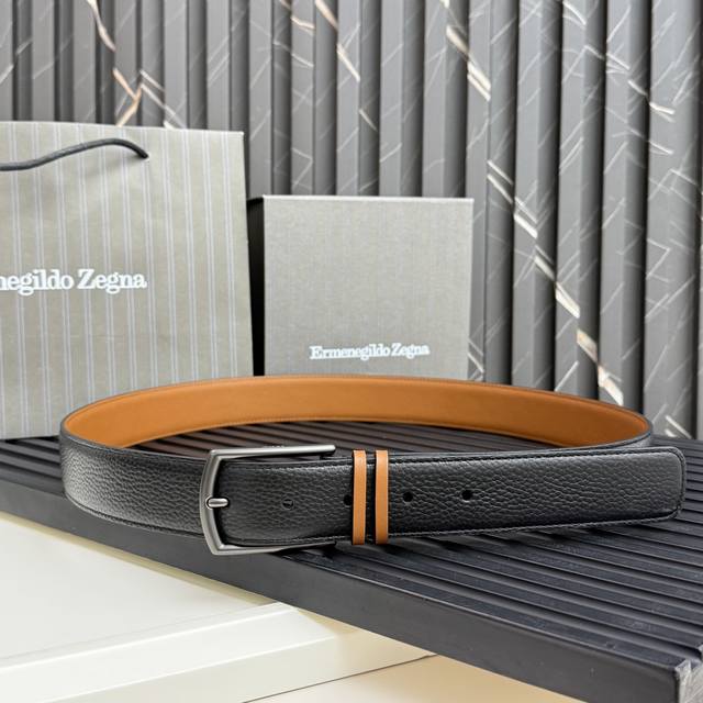 This elegant black belt features foliage details for a subtle contrast. It featu