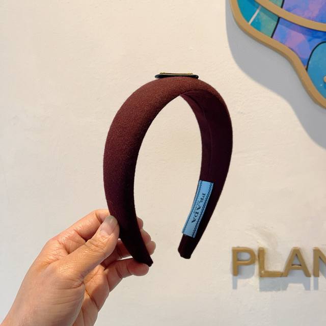 with packaging Prada's new autumn and winter woolen trendy letter headband. A m