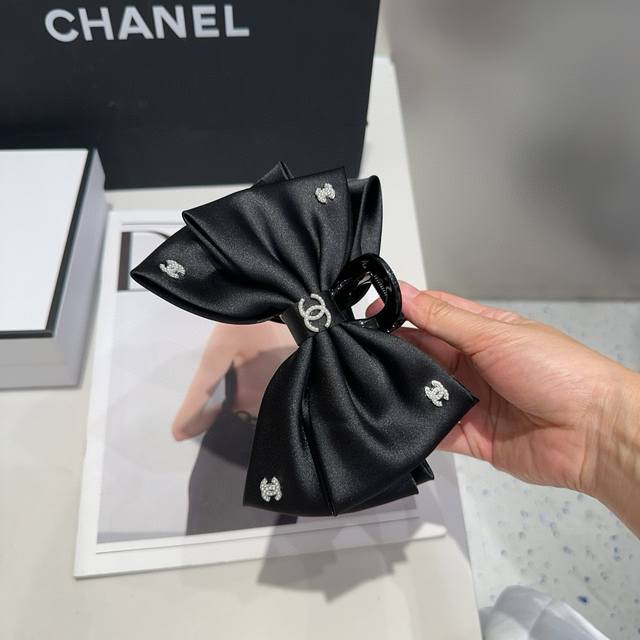comes with a box Chanel's latest small Chanel large clip, super beautiful! Full