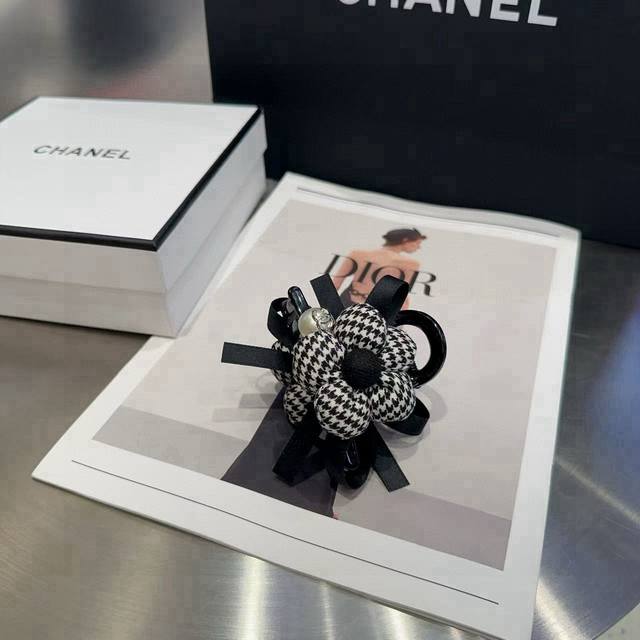 comes with a box Chanel's latest houndstooth clip, a must-have for every lady,