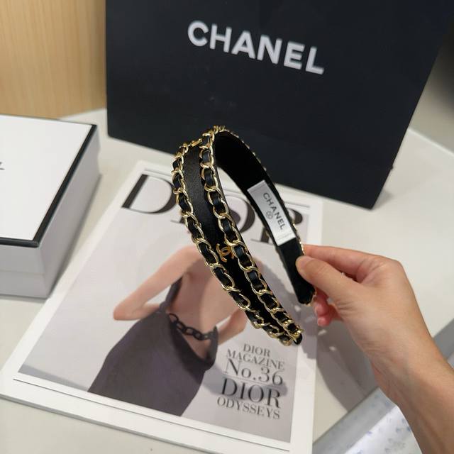 comes with a box Chanel's latest small chain headband, super beautiful! A must-