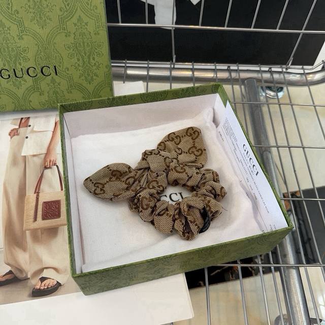 comes with a boxGucci Gg hairband, classic letters with a small bow! Especially