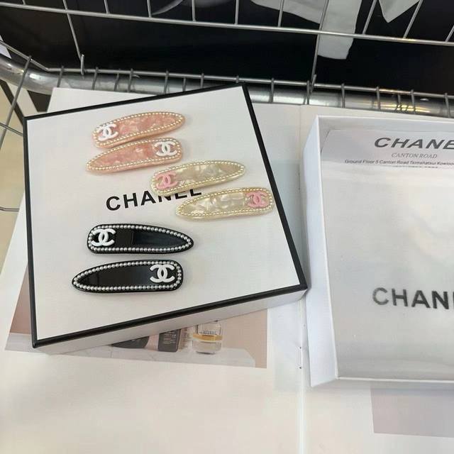 comes with a pair of packaging boxes Chanel's latest small side clip bangs clip