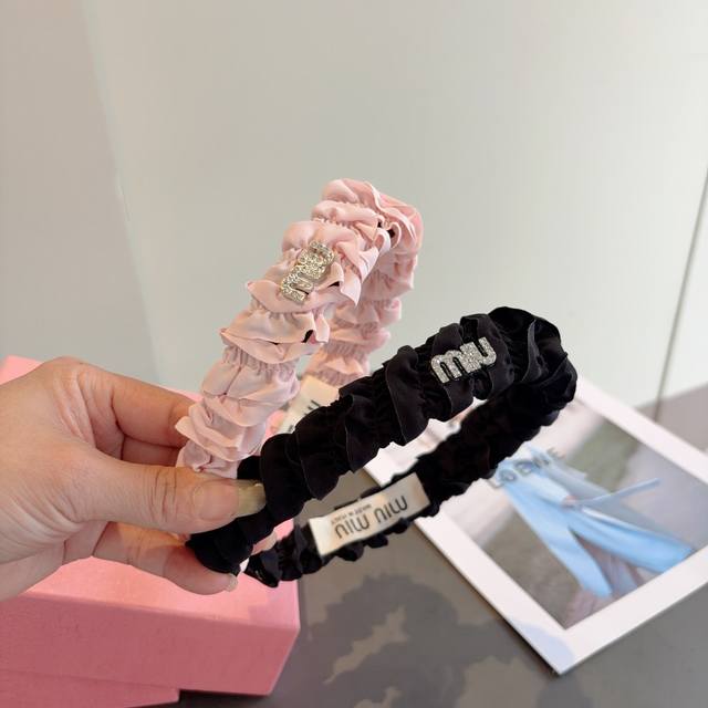 with packaging Miumiu's new pleated headband, featuring a metal logo! Made of c