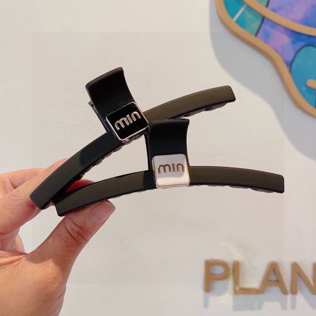 With packagingMiumiu Miu Miu's new handmade internet celebrity hair clip, high-e