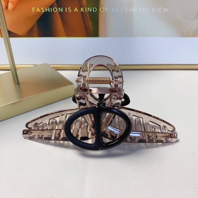 Dior Dior Dior hair clip Acrylic pig nose hair clip temperament versatile daily