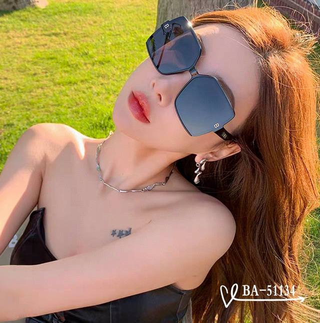 Balenciaga DDD. Polaroid resin lenses DDD. Tr frames are lightweight and comfor