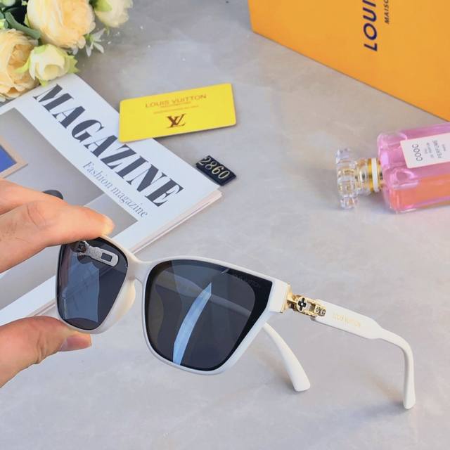 Louis Vuitto*European and American square frame high-end sunglasses for women, f
